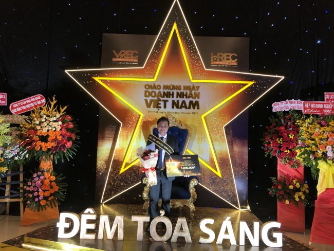 CEO Bùi Ngọc Hùng dành Giải Nhì Giao lưu văn nghệ - Đêm tỏa sáng 2020